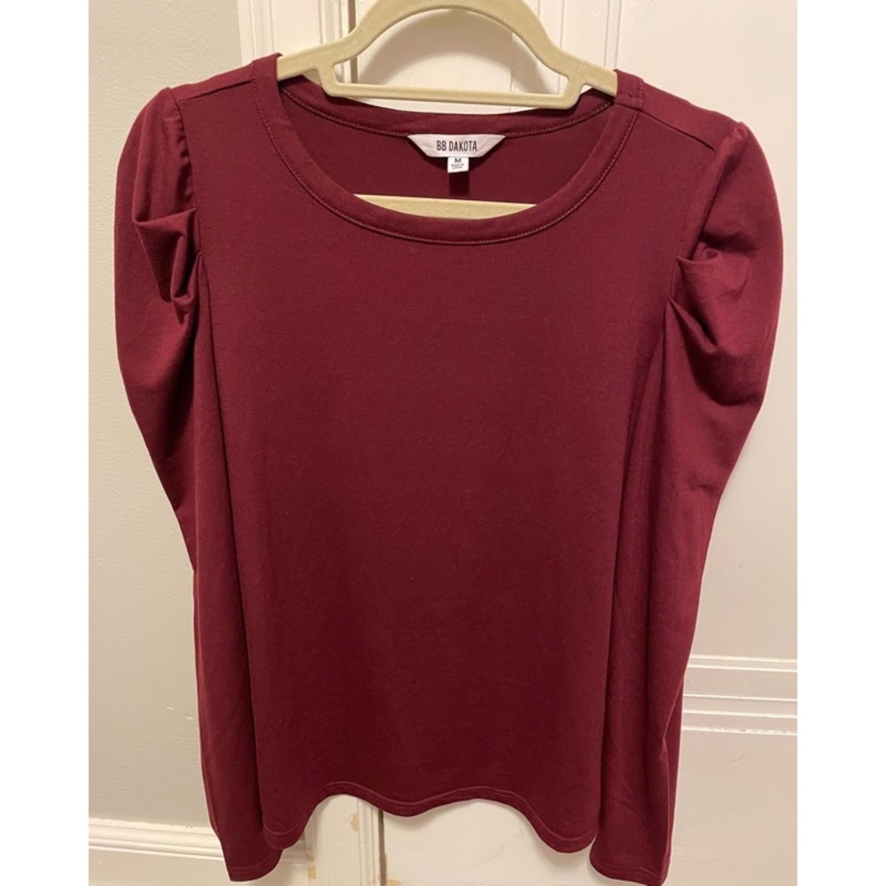 BB Dakota puff sleeve top. Size medium. Wine color.